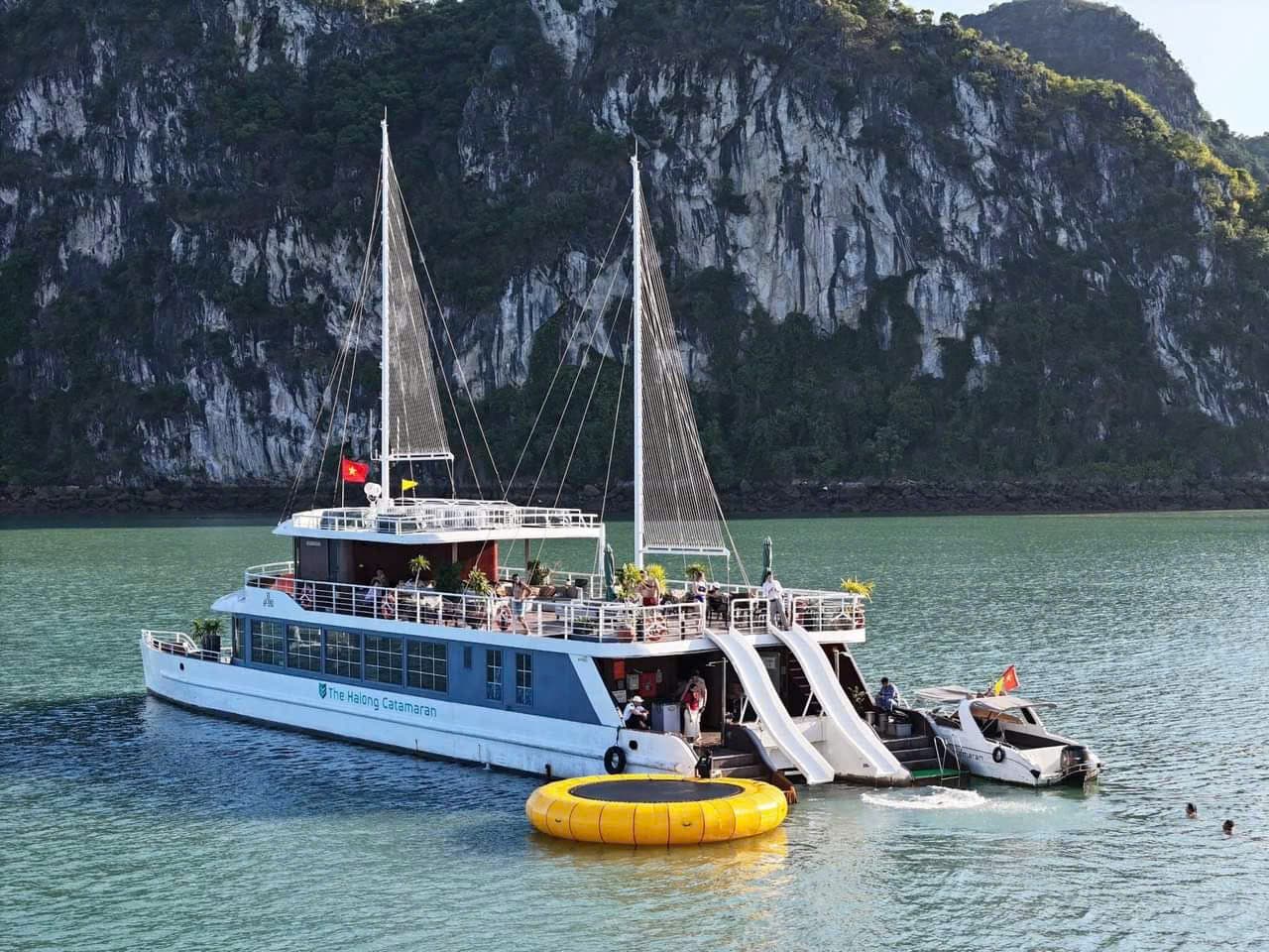 Du thuyền Catamaran Lan Hạ 1 ngày